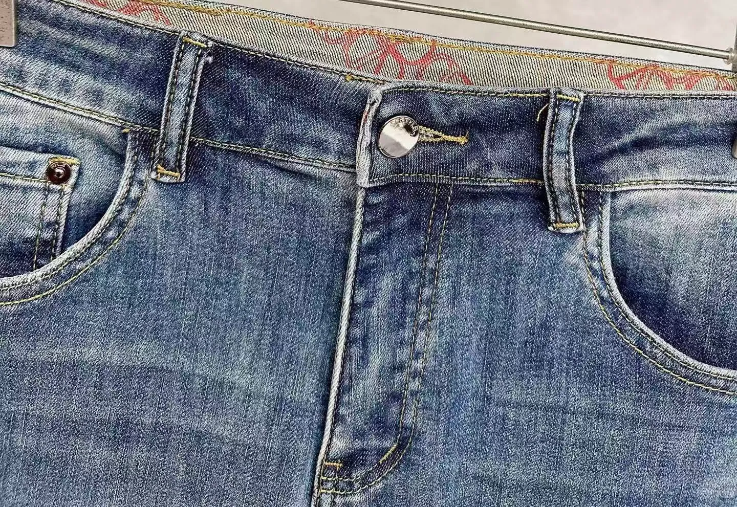 Valentino launches new men's casual jeans for spring and summer 2026! Heavy duty washed jeans! Customized fabrics are softer and more comfortable than ordinary denim fabrics! Ultra-heavy industrial washing process and dual-process washing. The entire pair of pants has a comfortable hand feel, and the level of fineness and breathable effect are top-notch. All hardware brand logos are custom-made, and the materials are selected with the best attributes. A good pair of jeans, the focus is on the fabric! The elasticity of the fabric is very good and the comfort is great! The fabric density is very high! ! The imported texture is very powerful! The low-key design style is simple and elegant! 28-38 (no 37)
